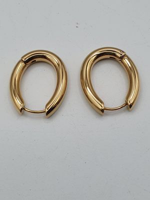 deux paires de boucles d'oreilles en or sur fond blanc