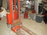 une photo d'une pièce dans laquelle se trouve un chariot élévateur