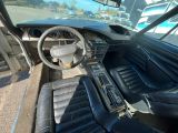 une photo de l'intérieur d'une voiture avec des sièges en cuir