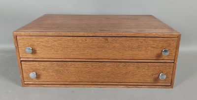 une petite boîte en bois posée dessus, avec trois tiroirs