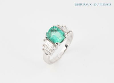 une bague en émeraude et diamants, sertie de diamants taille baguette