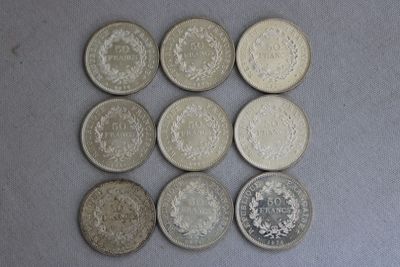 Plusieurs types de pièces sont disposés sur une table