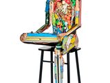 une sculpture représentant un corps humain assis sur un tabouret