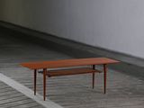 une table basse posée sur un parquet dans une pièce vide