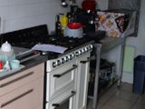 une cuisine équipée d'une cuisinière, d'un four, d'un évier et d'un micro-ondes