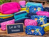 de nombreux sacs de différentes couleurs et motifs posés sur la table