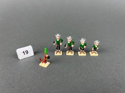 un gros plan sur une petite figurine représentant un groupe de personnes