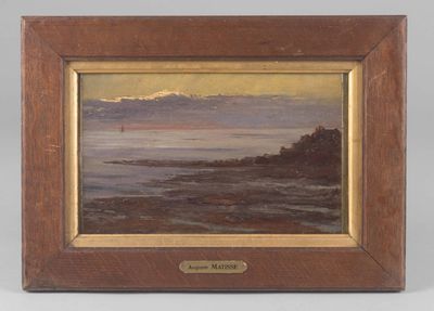 un tableau représentant un coucher de soleil sur un plan d'eau, avec un voilier au loin