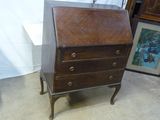 un petit bureau en bois surmonté d'un tiroir