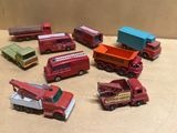 de nombreux camions de pompiers et camions miniatures posés sur la table