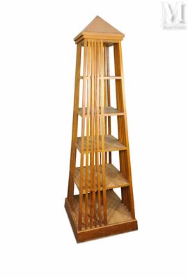 grande bibliothèque en bois comportant quatre étagères et quatre étagères de chaque côté