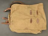 un gros plan d'un sac marron posé sur une surface grise