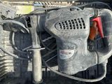 a drill that is sitting in the back of a truck