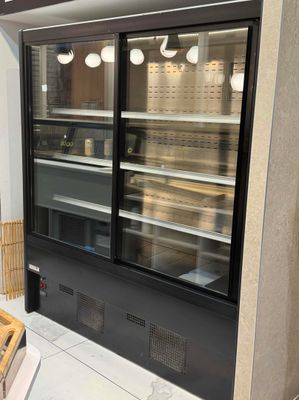 une grande vitrine contenant beaucoup de nourriture