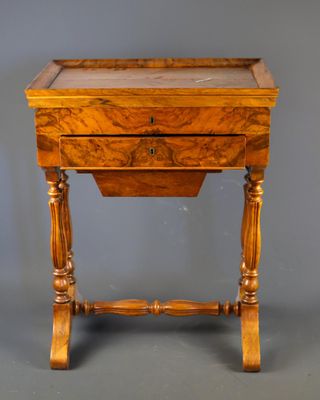 une petite table en bois surmontée d'un tiroir