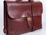 une mallette en cuir marron sur fond blanc