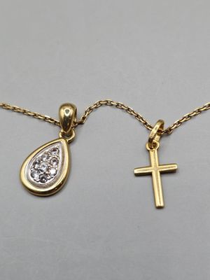 une paire de pendentifs en forme de croix en or et diamants, montés sur une chaîne
