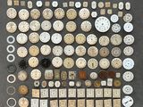 de nombreux types d'horloges exposées sur une table