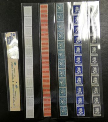tout un tas de timbres de toutes sortes sur la table