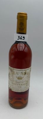 une bouteille de vin posée sur une table