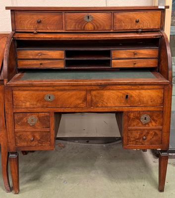 un bureau en bois muni de tiroirs et surmonté d'un miroir
