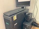 beaucoup de matériel informatique par terre dans la pièce