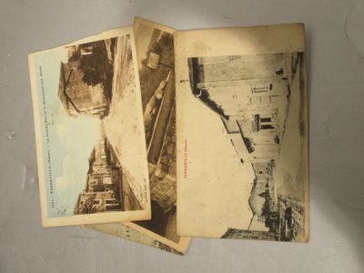 trois vieilles photos d'un bâtiment surmonté d'une horloge