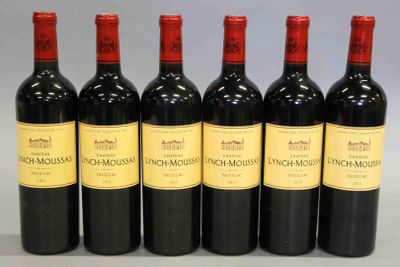 six bouteilles de vin rouge sont alignées