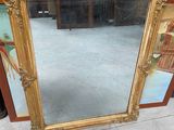 grand miroir ancien dans un cadre doré