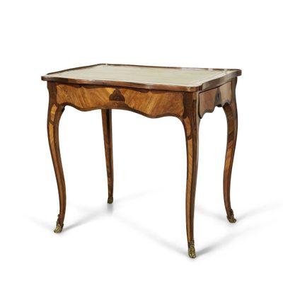 une image d'une petite table avec un plateau en marbre