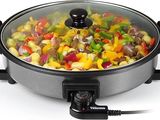 une image représentant un wok contenant des légumes, sur fond blanc