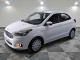 la voiture blanche est garée sur le sol à carreaux d'une pièce