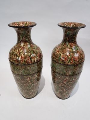 deux vases posés sur une surface blanche