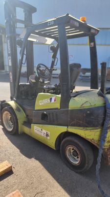 un chariot élévateur à fourche garé devant un bâtiment