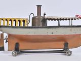 un bateau miniature surmonté d'un drapeau