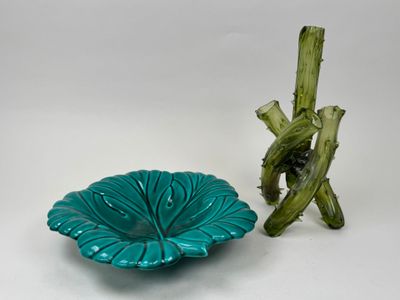 un petit bol vert et une petite plante verte