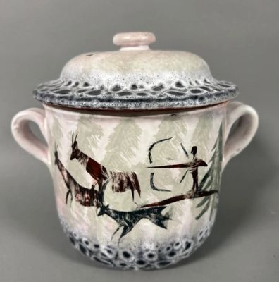 POT COUVERT en faience à décor de chasseurs dans le style de…