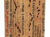 un vieux livre sur lequel figurent des inscriptions, sur fond blanc
