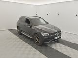 Le SUV Mercedes GLE est garé dans un garage dont le sol est à damier.