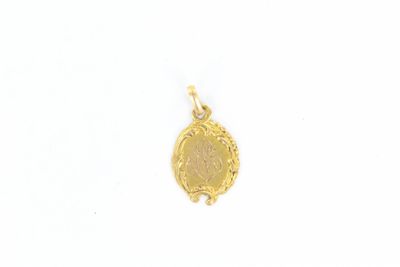 gros plan d'un pendentif en or sur fond blanc