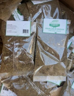 une boîte remplie d'herbes posée sur une table