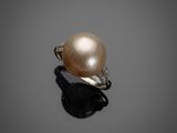une bague en perles et diamants