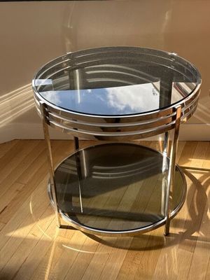une table en verre avec un plateau en verre posée sur un parquet