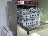 une pile de cartons posée sur une étagère à côté des toilettes