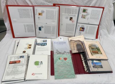 un grand nombre de livres posés sur une table