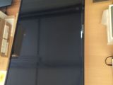 vue de dessus d'un bureau sur lequel se trouvent un ordinateur portable et un écran