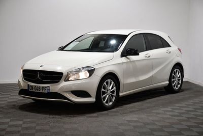 La Mercedes Classe B est garée dans une pièce dont le sol est en damier.