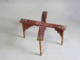 une petite table en bois sur laquelle se trouve une croix
