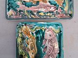 deux petits plateaux posés sur une table, sur lesquels se trouvent des poissons