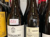 plusieurs bouteilles de vin sont alignées sur un comptoir